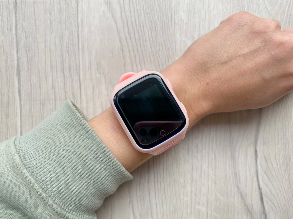 Posiada plastikową konstrukcję