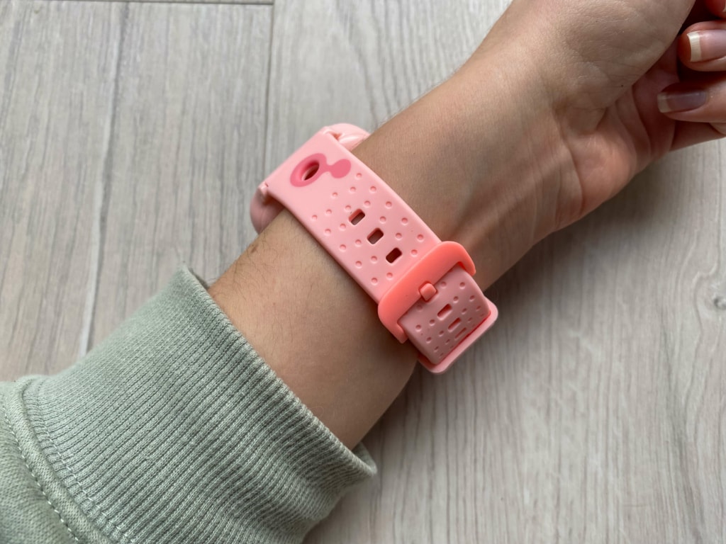 Pasek ma plastikową klamrę