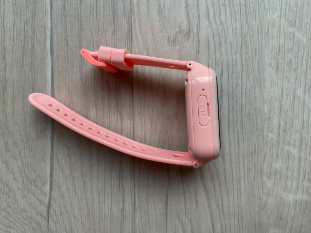 Po lewej stronie znajduje się gniazdo karty SIM