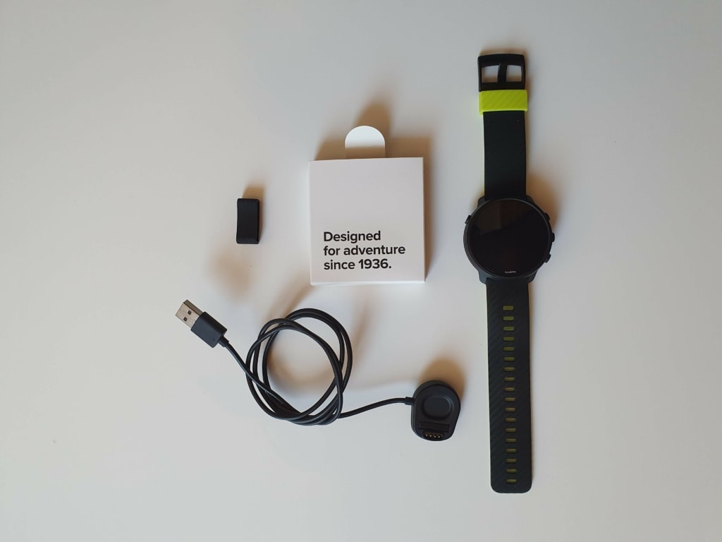 Oprócz zegarka w opakowaniu znajdziemy przewód zasilający oraz instrukcję obsługi