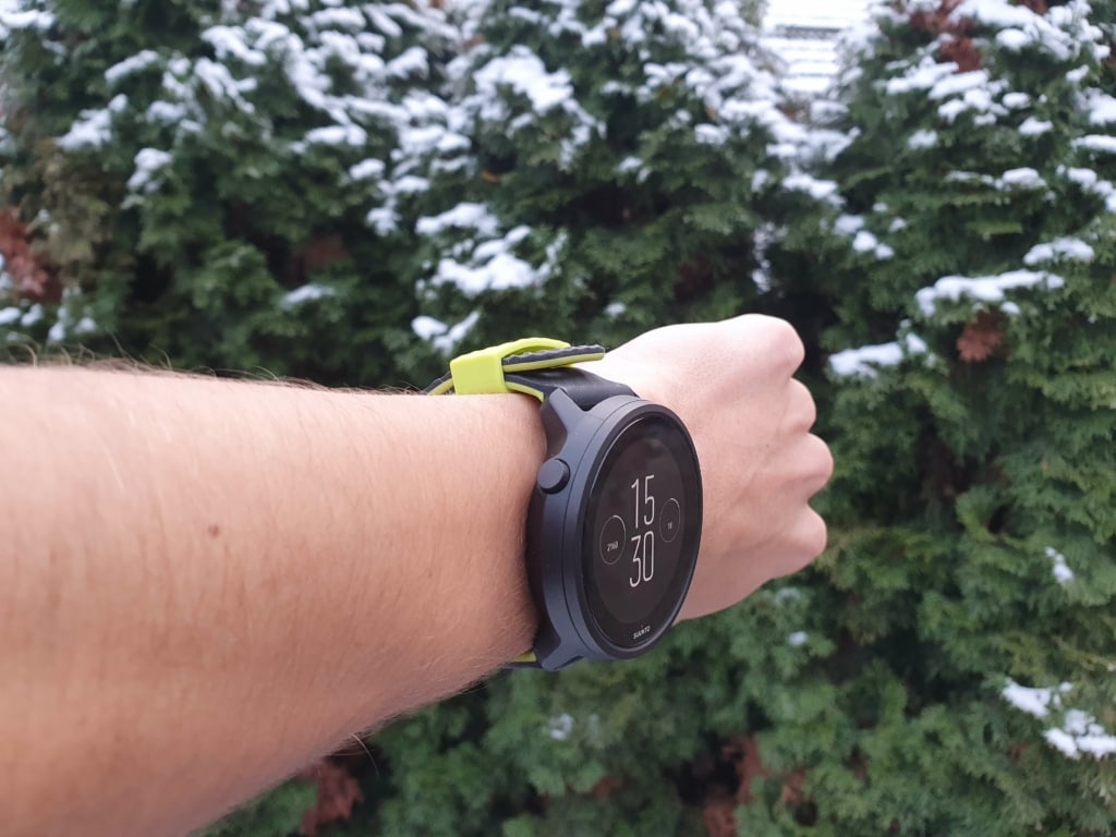 Plastikowa obudowa może na pierwszy rzut oka przypominać zegarek Garmin Forerunner