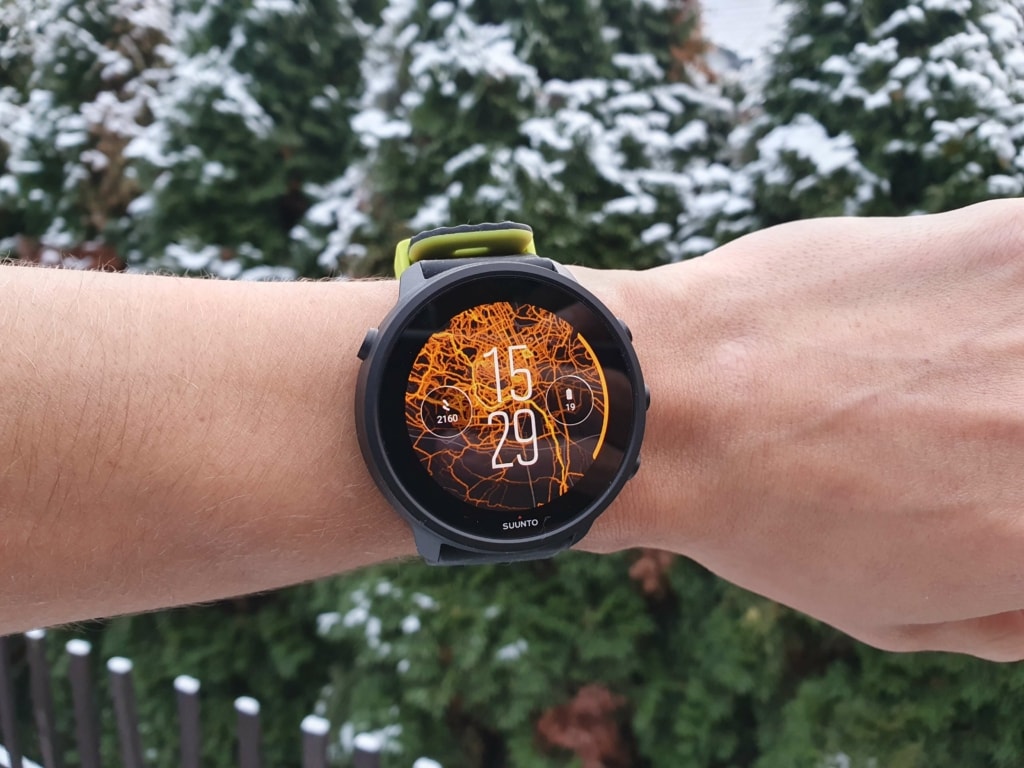 Wyświetlacz zegarka jest ostry, a kolory mają wysoki kontrast