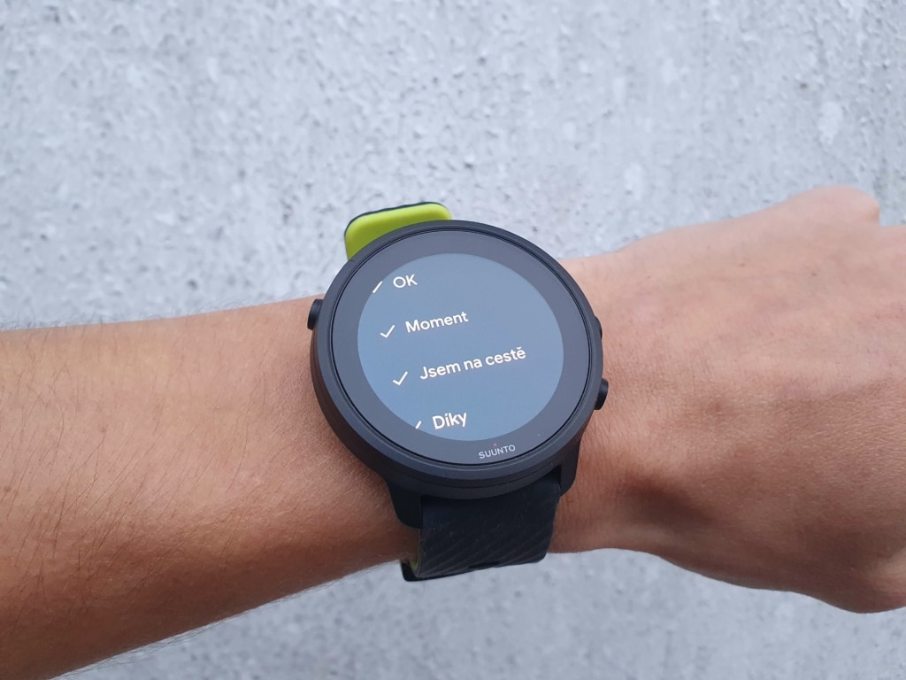 Dostępne są również szybkie predefiniowane odpowiedzi