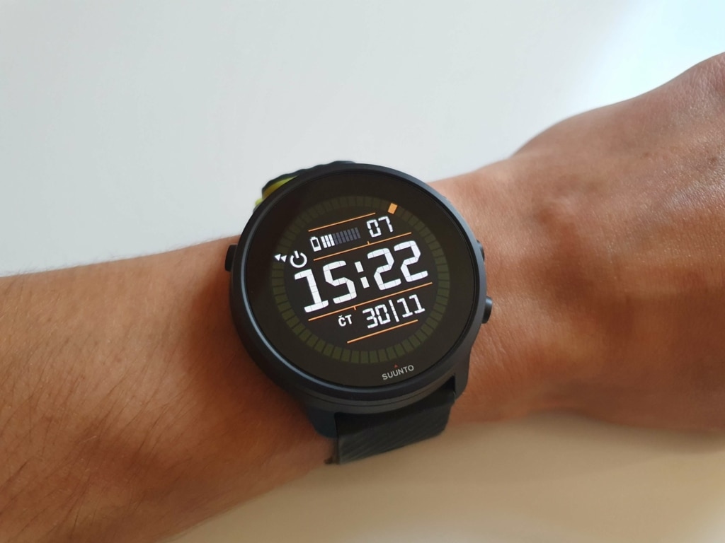 W trybie oszczędzania energii zegarek wyświetla tylko godzinę i datę