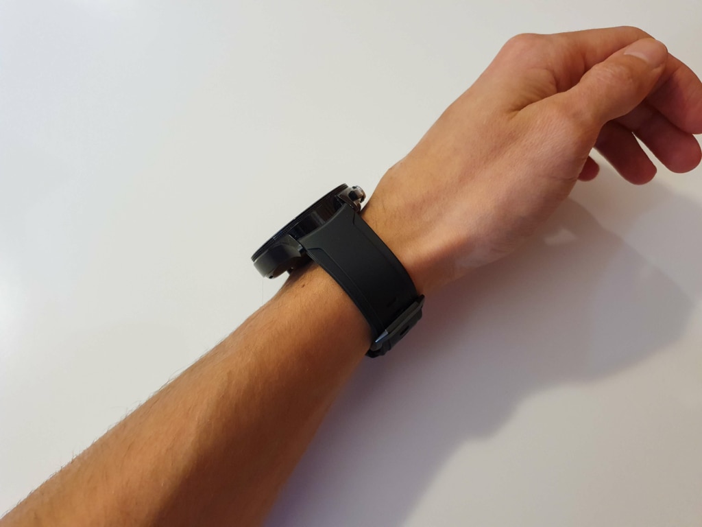 Pomimo solidniejszych wymiarów, jest wygodny w noszeniu w ciągu dnia