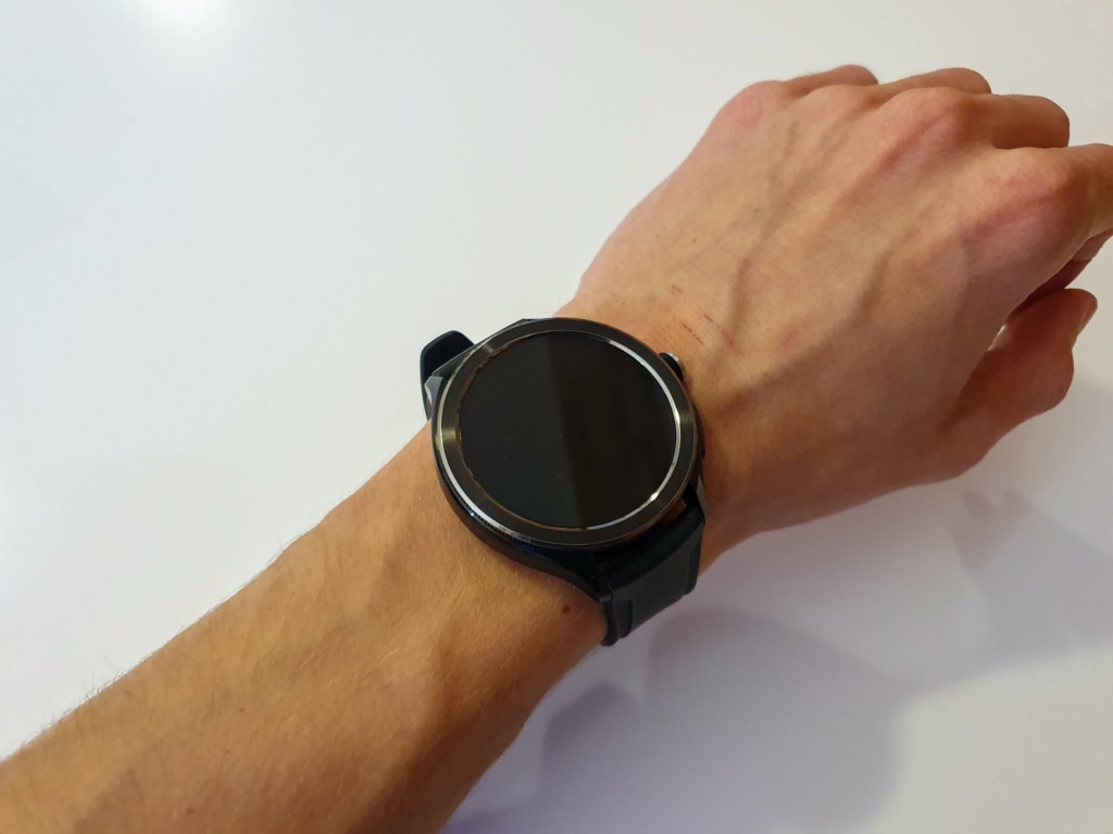 Większa obudowa pewnie trzyma się nadgarstka dzięki szerszemu paskowi