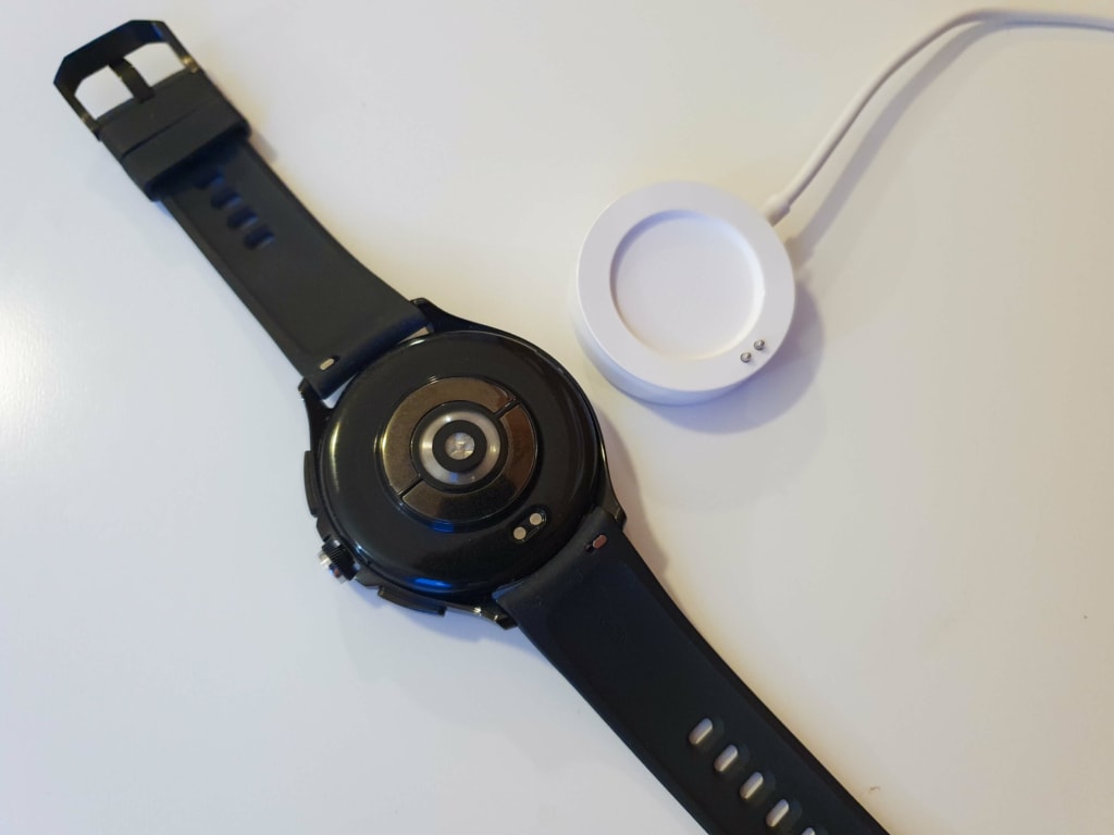 Ładowanie odbywa się za pomocą tradycyjnej powierzchni magnetycznej z bolcami