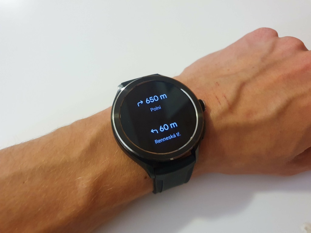 Zegarek wyświetla wskazówki kierunkowe