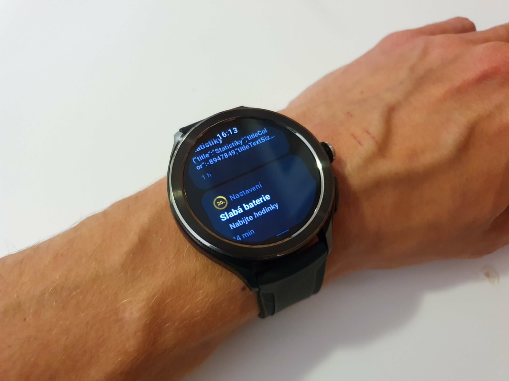 Powiadomienia są przejrzyście zorganizowane w zegarku