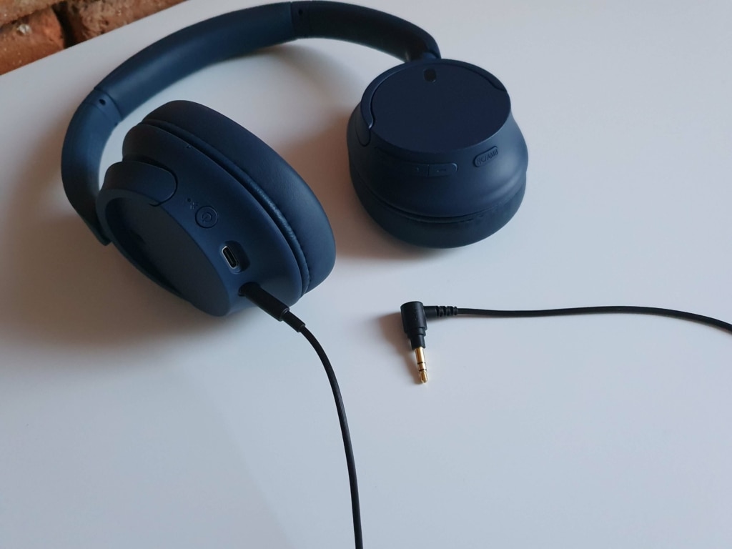 Jeśli poziom naładowania akumulatora jest niski, można użyć dołączonego kabla AUX