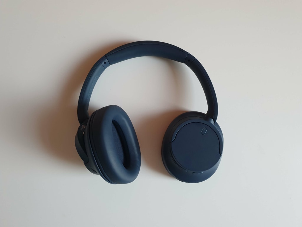 Konstrukcja słuchawek nie jest składana, ale muszle można obracać