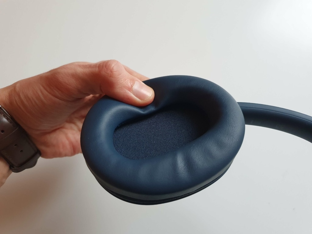 Nauszniki oferują solidną izolację pasywną