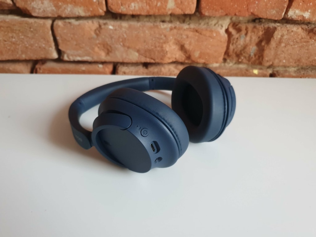 Na lewym nauszniku znajdują się złącza i przycisk ON/OFF