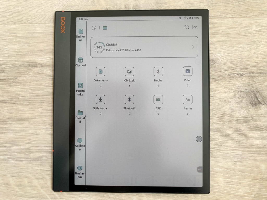 Pamięć można rozszerzyć za pomocą karty SD