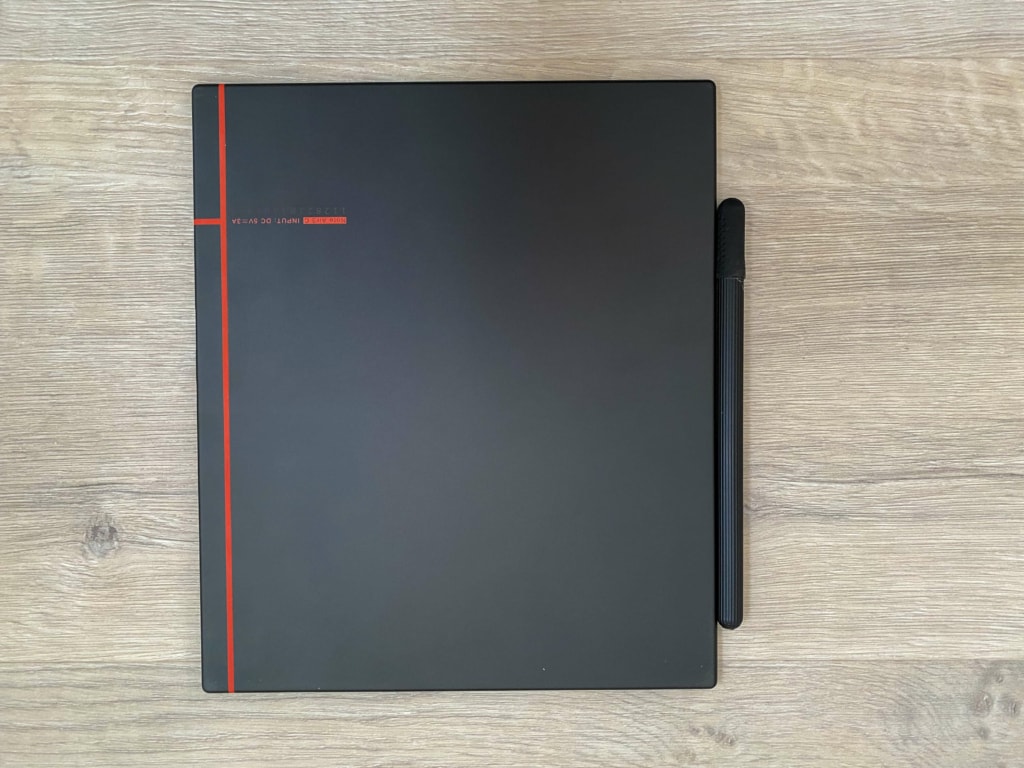 Tylna strona ma minimalistyczny design