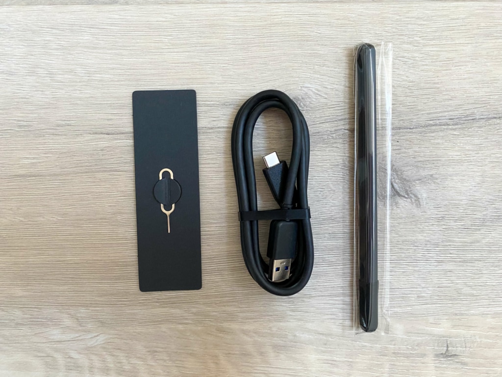 Wewnątrz jednego z nich znajduje się długopis, kabel do ładowania i igła