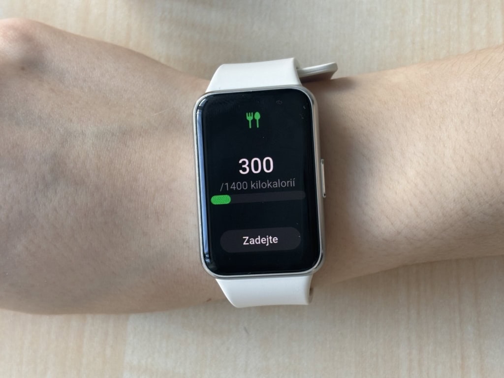 Liczbę spalonych kalorii można wprowadzić bezpośrednio do opaski