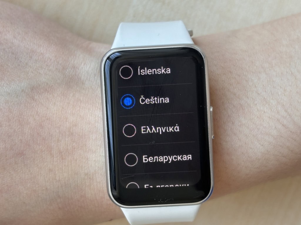 Bransoletka obsługuje język polski