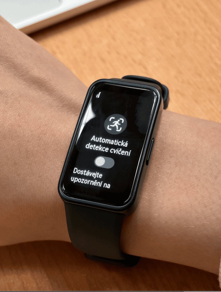 Bransoletka sama wykrywa chodzenie lub bieganie