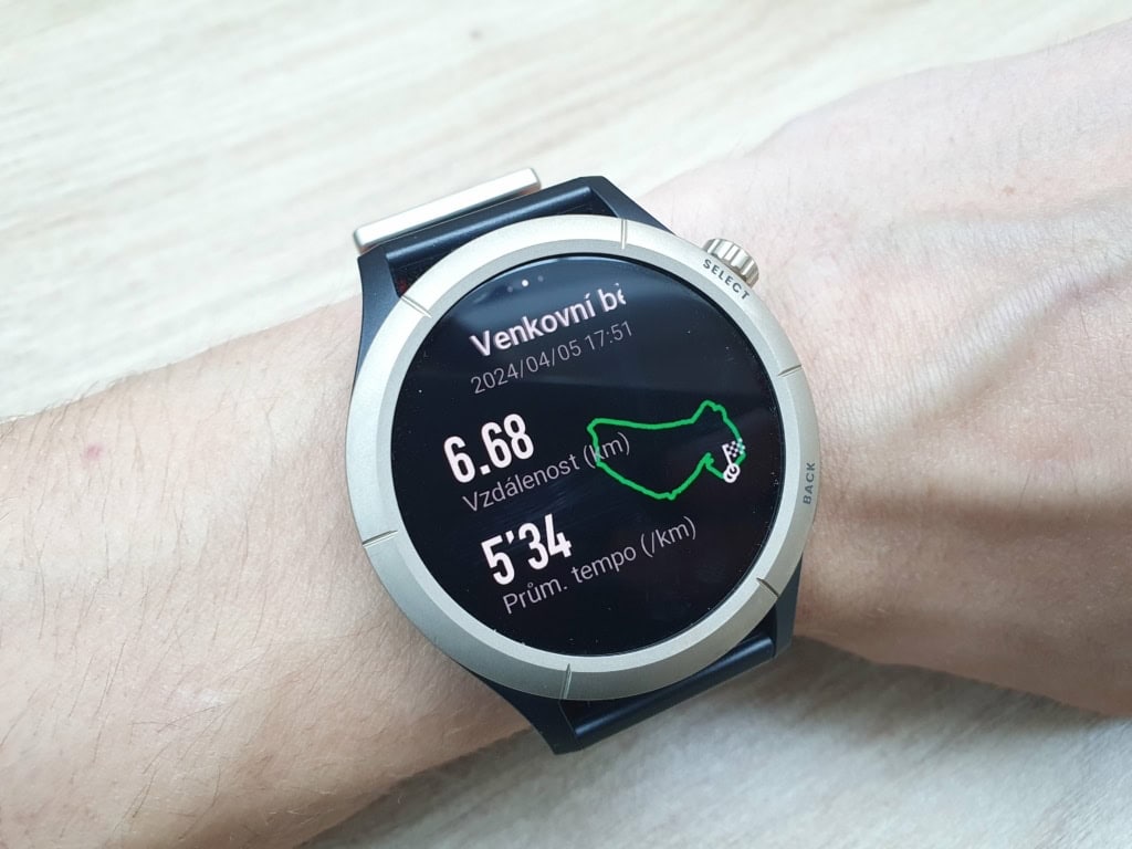 Zegarek rejestruje trasę za pomocą GPS