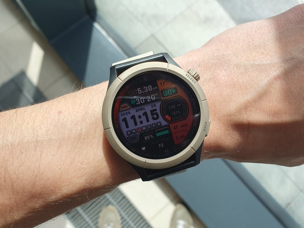 W bezpośrednim świetle słonecznym wyświetlacz jest czytelny