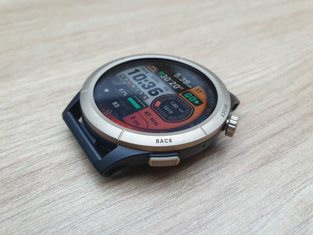 Zegarek wyposażony jest w parę przycisków