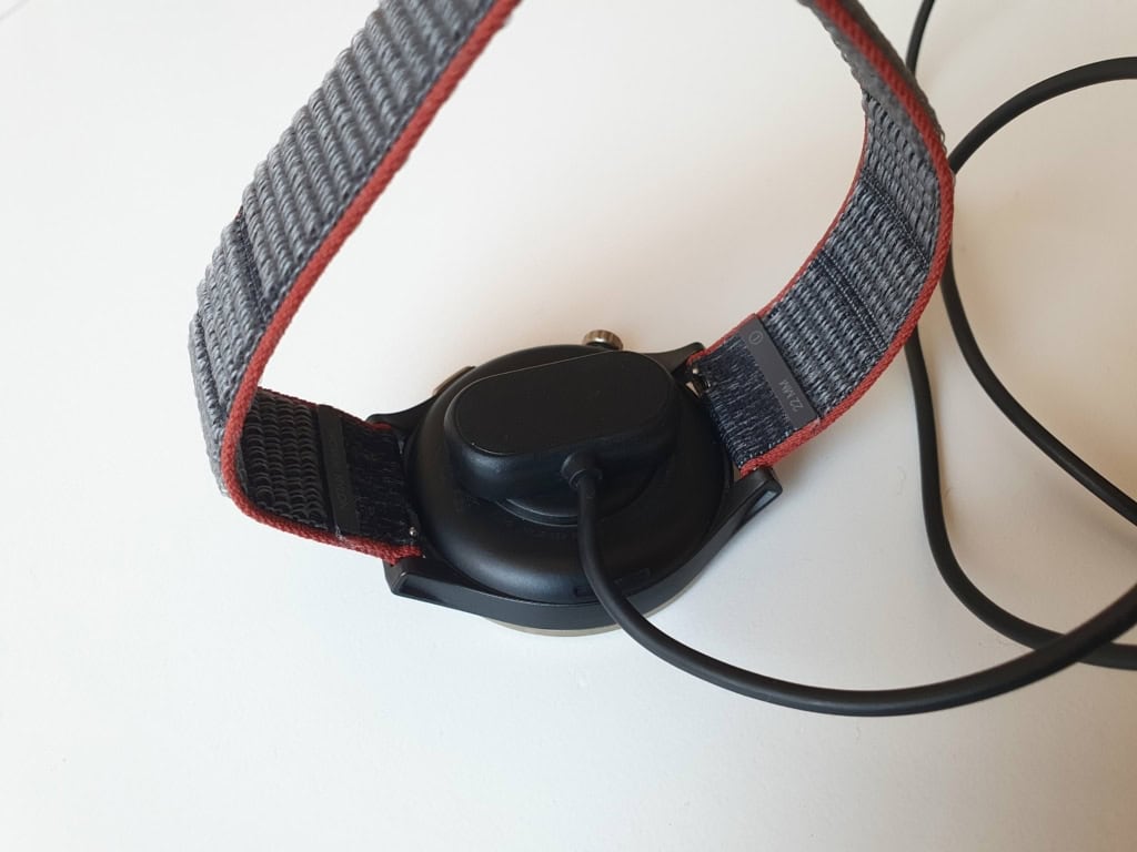 Ładowanie odbywa się za pomocą magnetycznej powierzchni ładującej