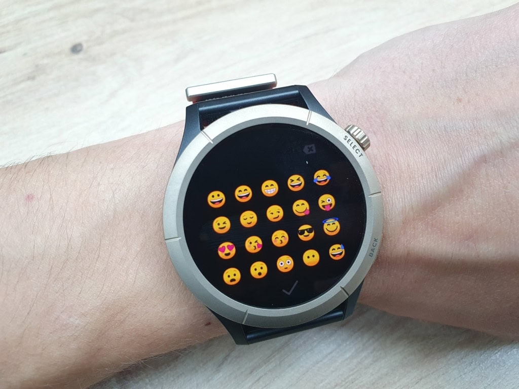 Zegarek obsługuje różne emotikony