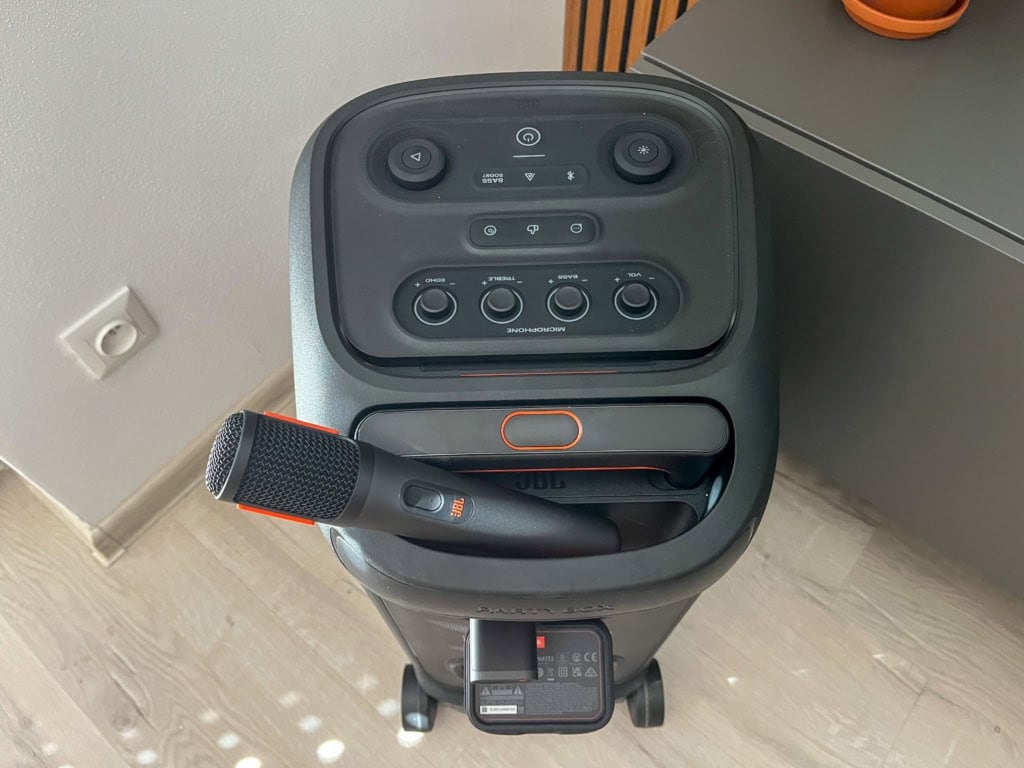 Głośnik płynnie współpracuje z mikrofonem