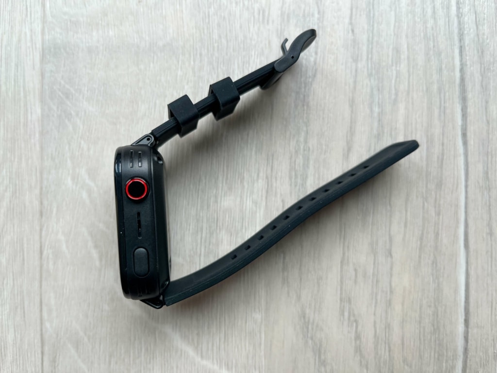 Po prawej stronie znajduje się przycisk i obrotowa koronka