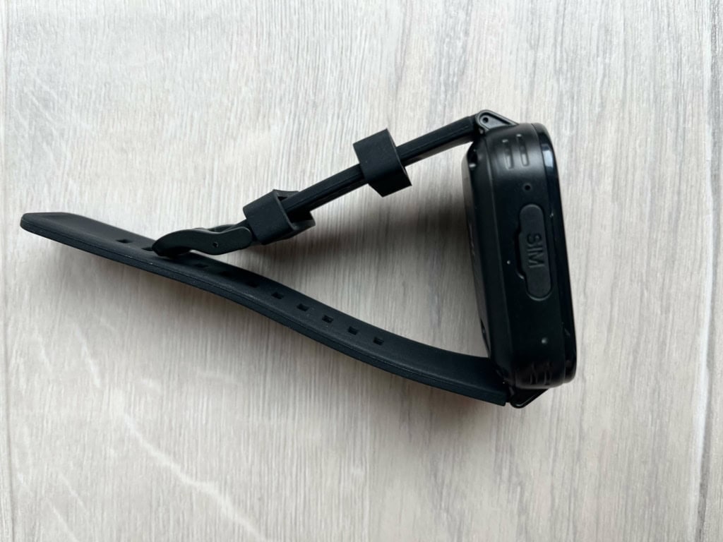 Gniazdo karty SIM po lewej stronie