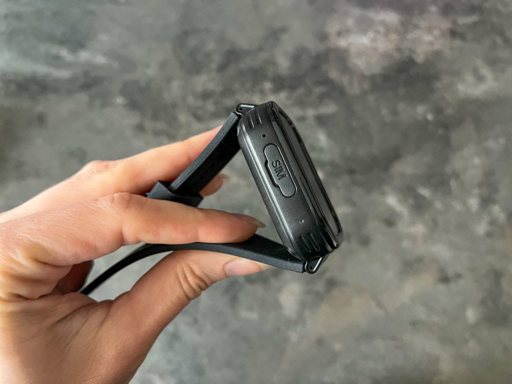 Karta SIM jest wkładana z lewej strony