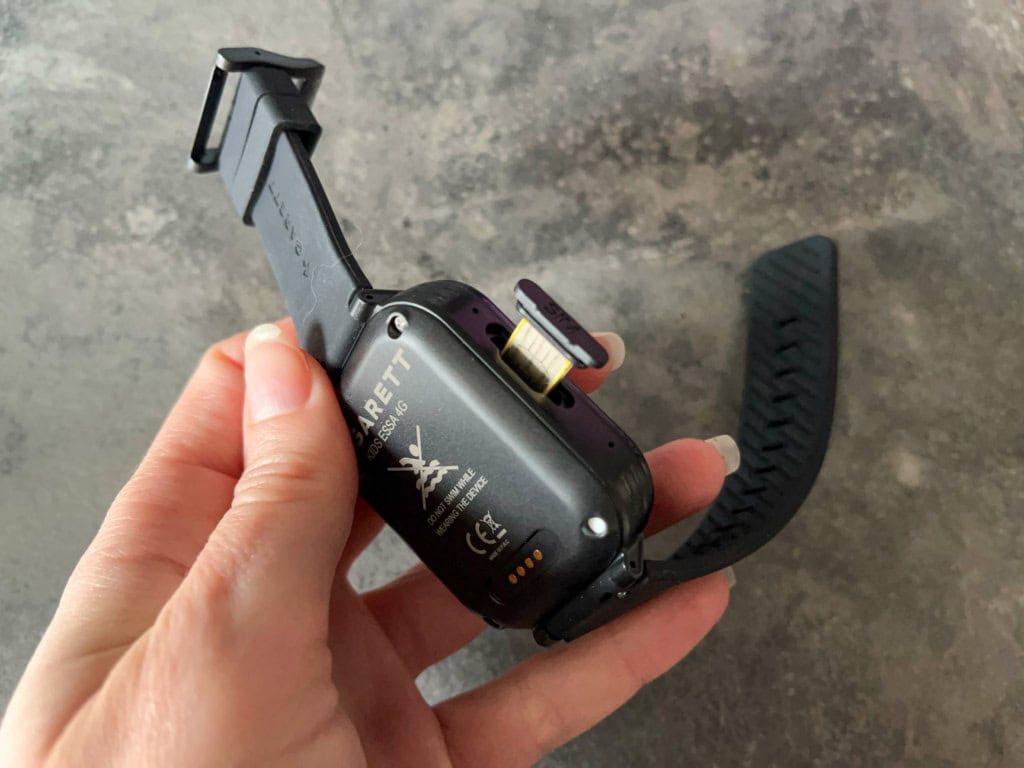 Gniazdo można łatwo otworzyć paznokciem