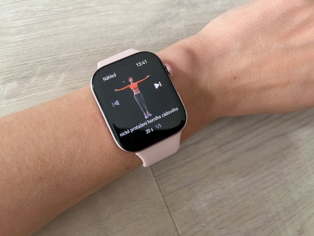 Prowadzi użytkownika przez prawidłowe wykonywanie ćwiczeń