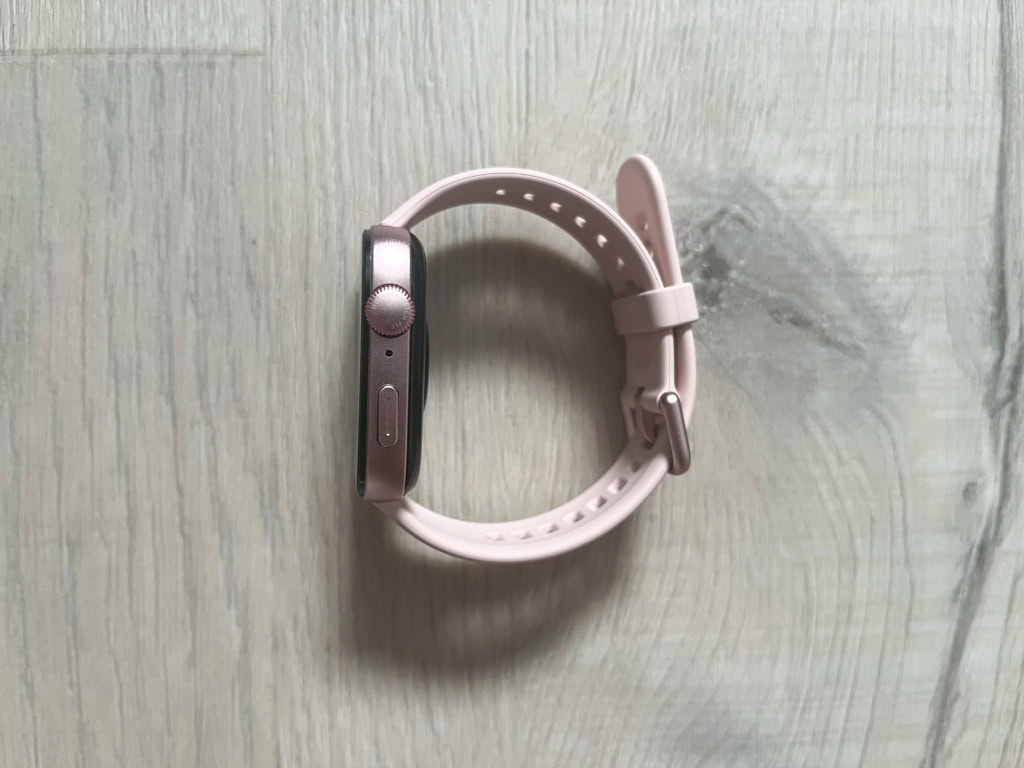 Z boku znajdziemy przycisk i obrotową koronkę