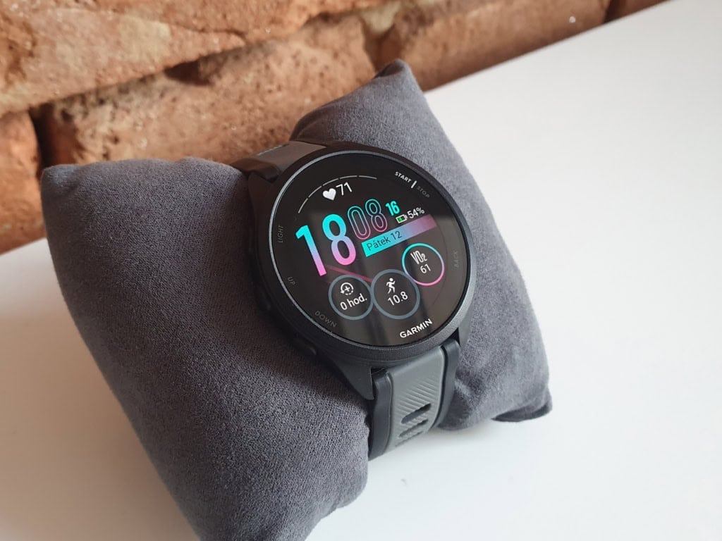 Pod względem wzornictwa zegarek nie wyróżnia się na tle serii Forerunner