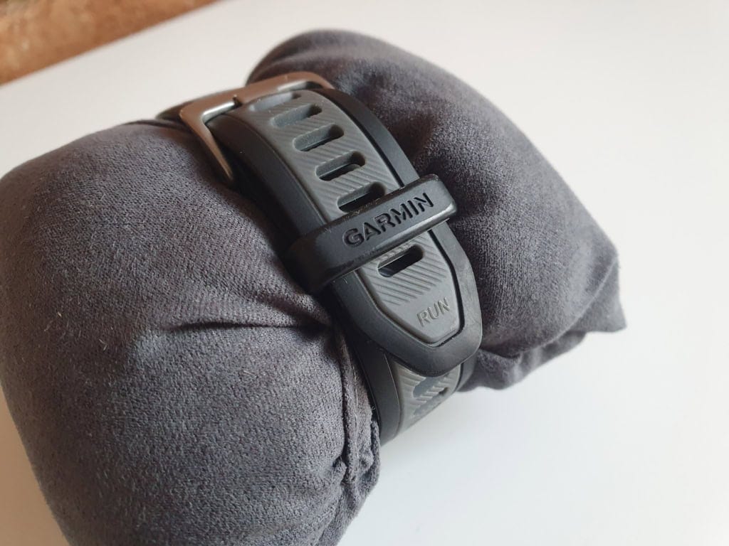 Na zegarkach Forerunner 965 i 265 znajduje się również słowo RUN