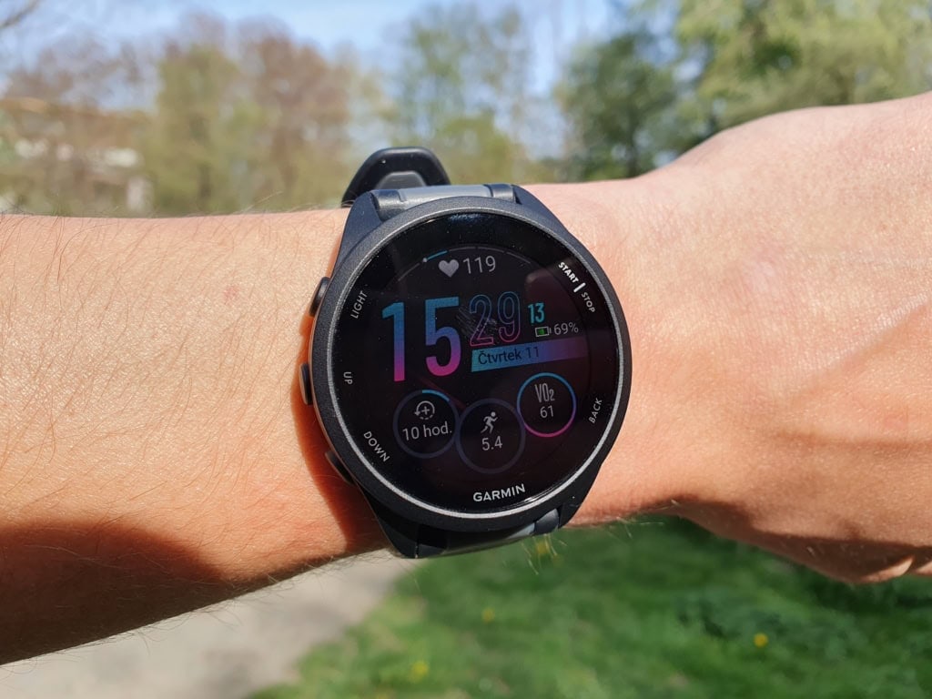 W bezpośrednim świetle słonecznym wyświetlacz jest bardzo dobrze widoczny