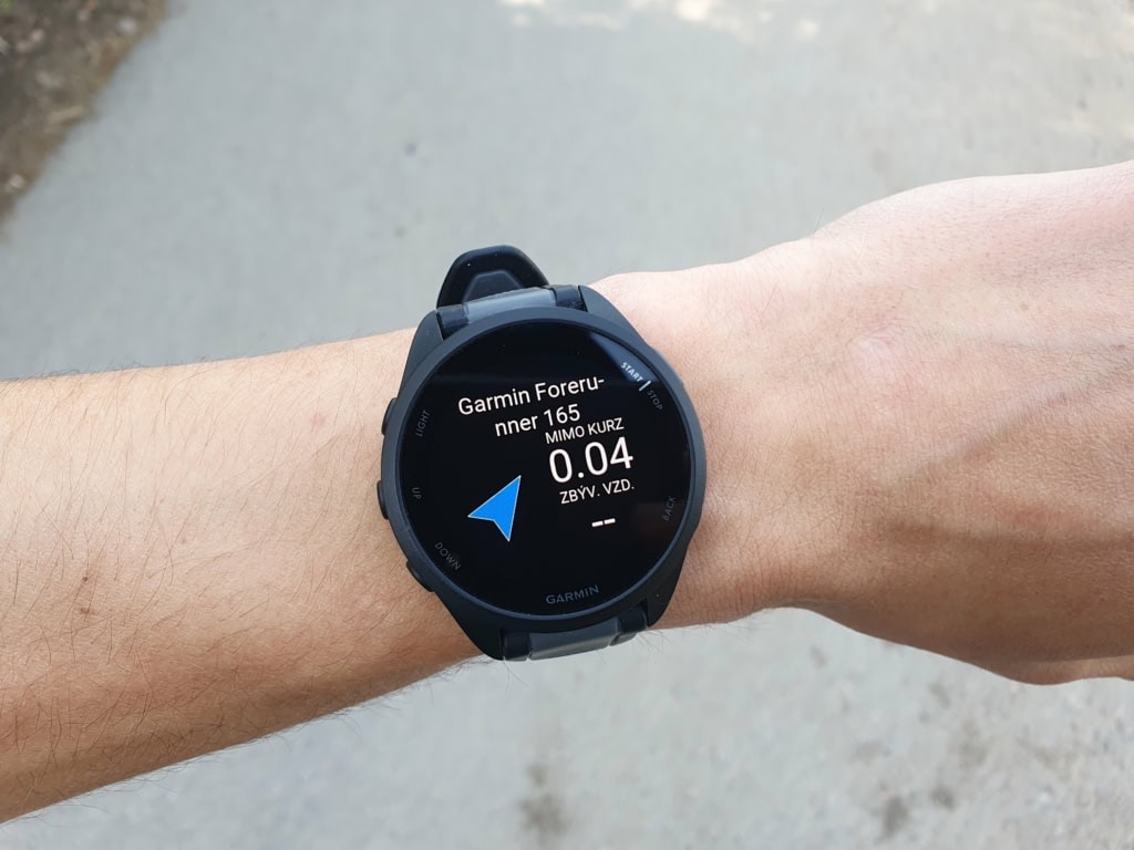 Zegarek wyświetla również kierunek i odległość