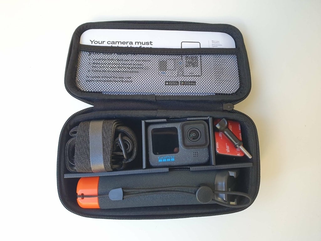 W zestawie znajduje się również walizka podróżna z przegródkami