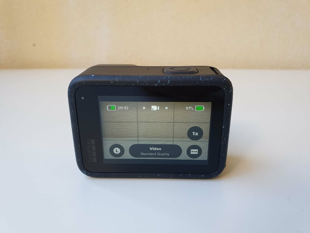 Tylny wyświetlacz jest ekranem dotykowym