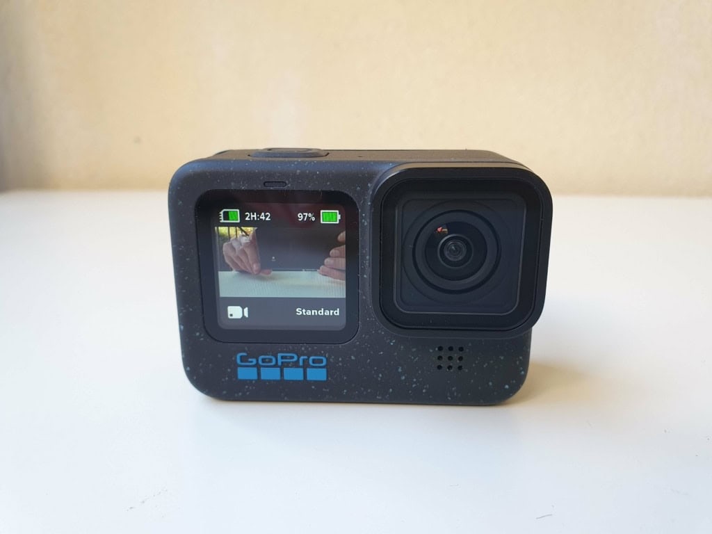 Przedni wyświetlacz nie jest dotykowy, ale oferuje różne ustawienia wyświetlania