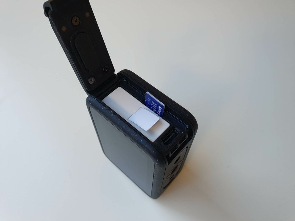 Karta SD jest bezpiecznie umieszczona pod pokrywą