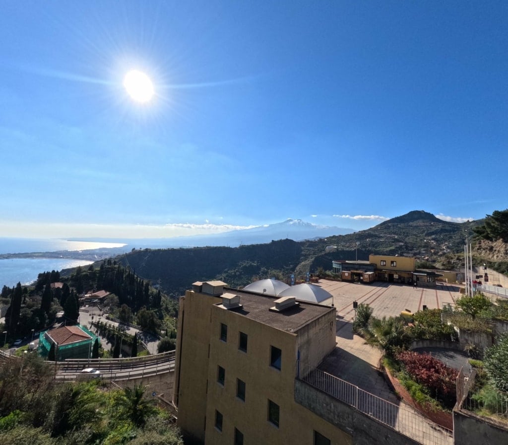 Kamera solidnie radzi sobie z bezpośrednim oświetleniem sensora