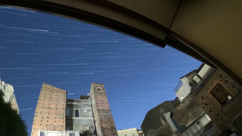 Oprócz nagrywania, kamera wykonuje zdjęcia z długim czasem naświetlania