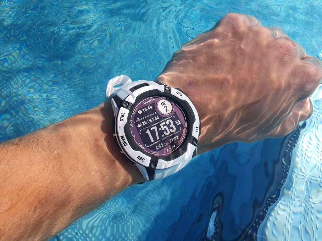 Garmin Instinct 2X Solar jest również jednym z zegarków certyfikowanych na maksymalne ciśnienie 10 ATM