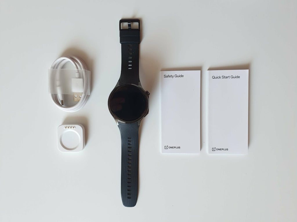 Oprócz zegarka oferuje instrukcję obsługi i ładowarkę