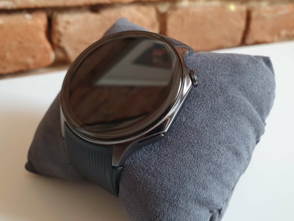 Wyświetlacz zegarka jest lekko wypukły