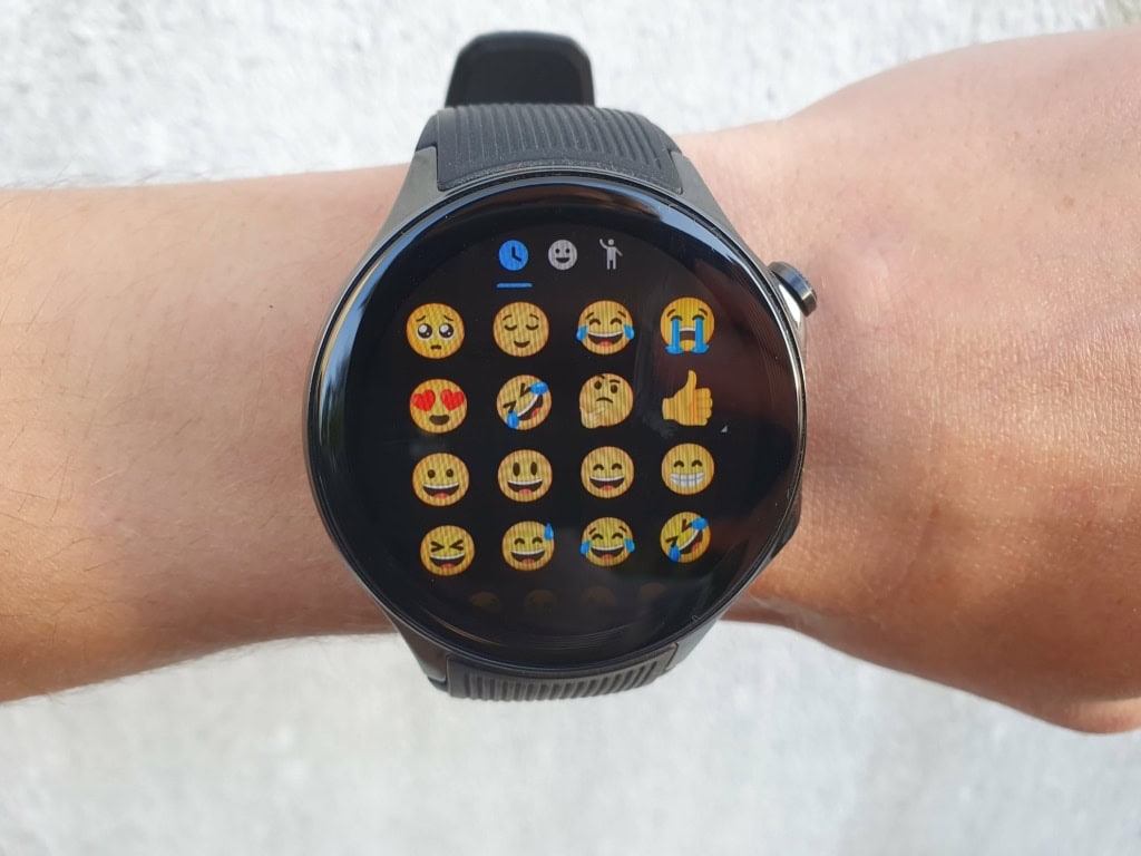 Zegarek wyświetla znane emotikony