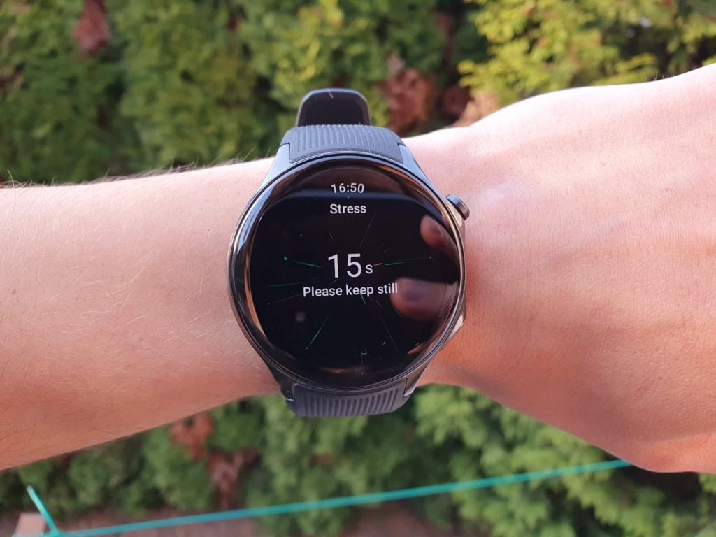 Oprócz ręcznych pomiarów, zegarek oferuje ciągłe monitorowanie